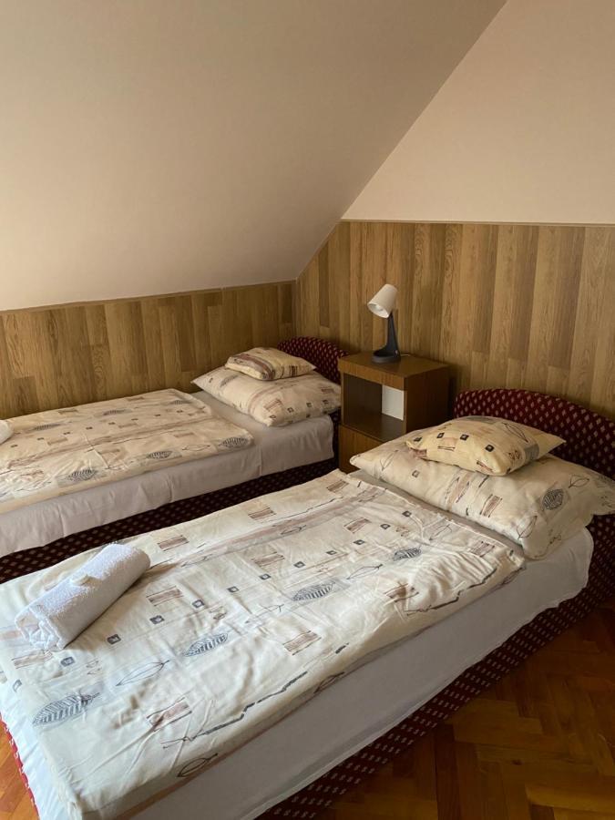 Muskatli Panzio Es Etterem Motel Ujhartyan ภายนอก รูปภาพ